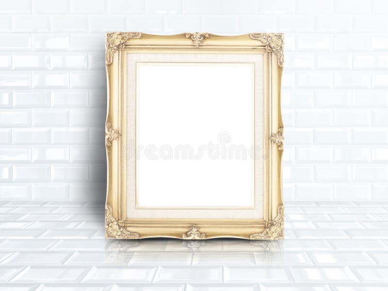 Gouden uitstekend fotokader bij witte tegels ceramische ruimte, Bedrijfsmo stock afbeelding Gouden uitstekend fotokader bij witte tegels ceramische ruimte, Bedrijfsmo stock afbeelding