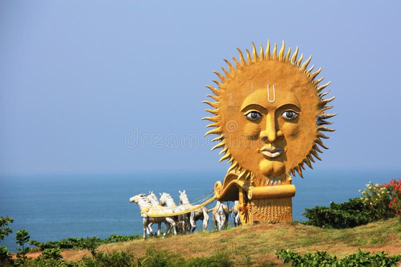 Gouden vervoer met witte paarden in de tempel complexe Murudeshwar, die aan het overzees met een reusachtige zon dragen royalty-vrije stock fotografie Gouden vervoer met witte paarden in de tempel complexe Murudeshwar, die aan het overzees met een reusachtige zon dragen royalty-vrije stock fotografie