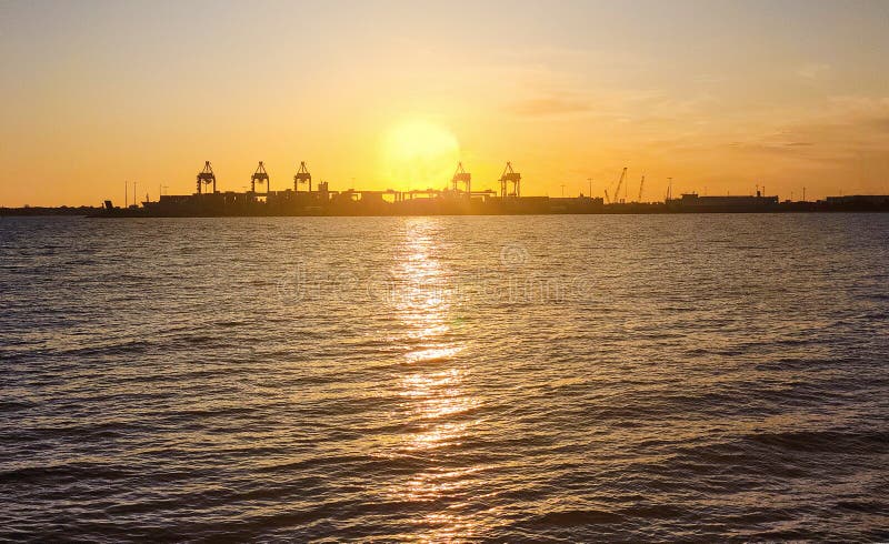 Gouden zonsondergang met lichte reflectie op prinses pier