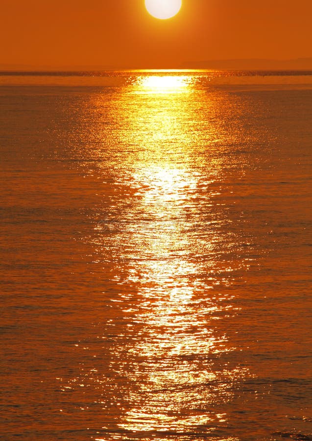 Gouden zonsondergang over water stock foto's Gouden zonsondergang over water stock foto's