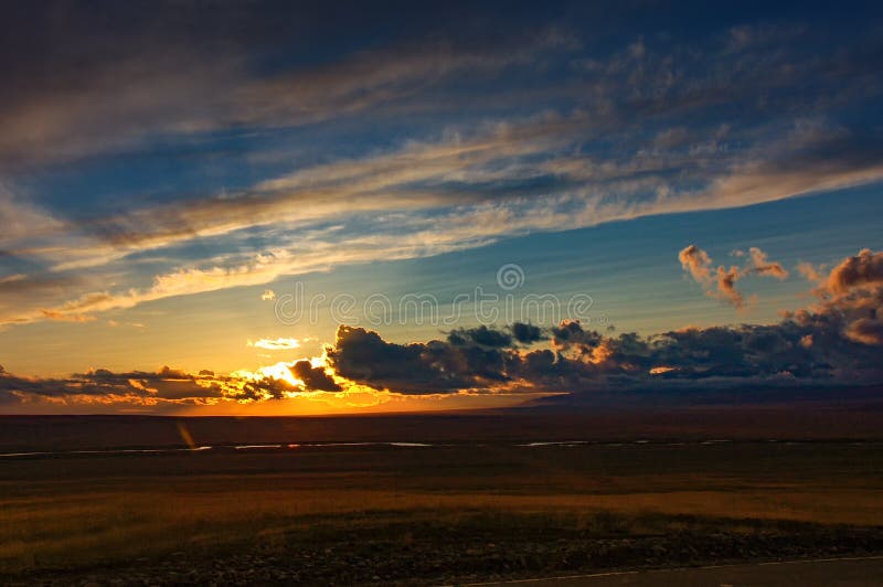 Gouden zonsopgang met kleurrijke wolken in blauwe hemel, zon omhoog op horizon als zonsondergang stock fotografie Gouden zonsopgang met kleurrijke wolken in blauwe hemel, zon omhoog op horizon als zonsondergang stock fotografie