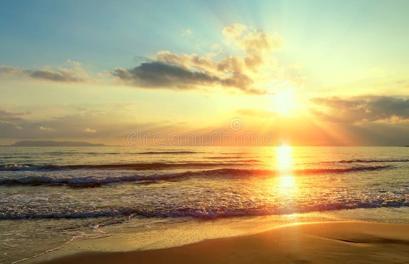 Gouden zonsopgangzonsondergang over de overzeese oceaangolven Rijken in donkere wolken, stralen van licht stock afbeelding Gouden zonsopgangzonsondergang over de overzeese oceaangolven Rijken in donkere wolken, stralen van licht stock afbeelding