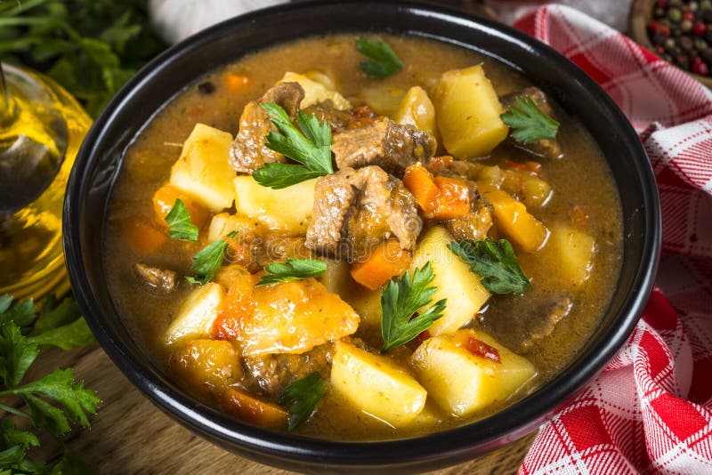 Goulash com carne e vegetais Guisado de carne fotografia de stock Goulash com carne e vegetais Guisado de carne fotografia de stock