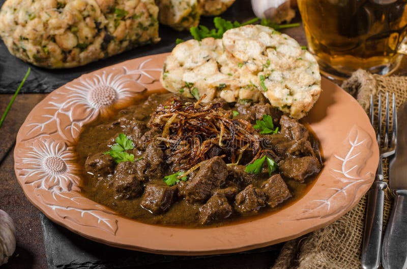 Goulash di manzo con gli gnocchi fotografia stock libera da diritti