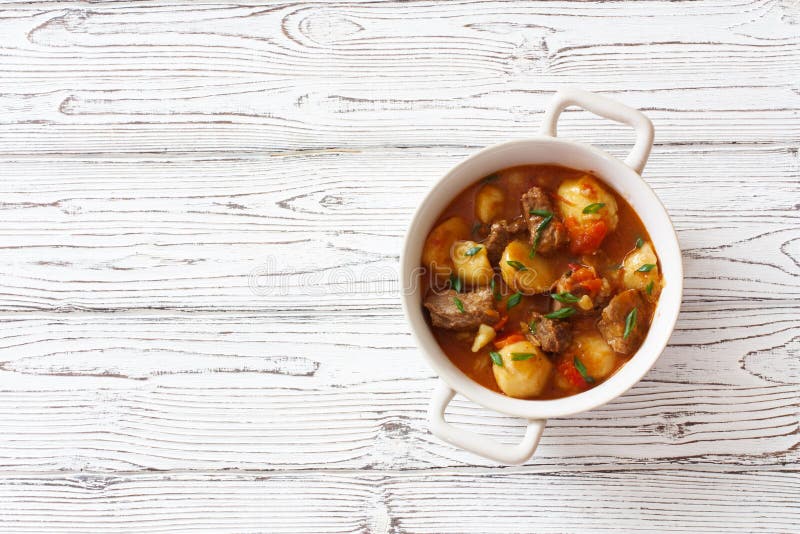 Goulash di manzo con le patate, le carote ed i funghi immagini stock libere da diritti Goulash di manzo con le patate, le carote ed i funghi immagini stock libere da diritti