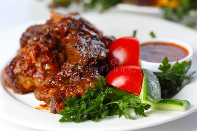 Goulash di manzo squisito con i verdi e le verdure fotografie stock