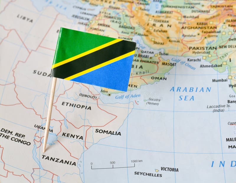Goupille de drapeau de la Tanzanie sur la carte photos libres de droits Goupille de drapeau de la Tanzanie sur la carte photos libres de droits