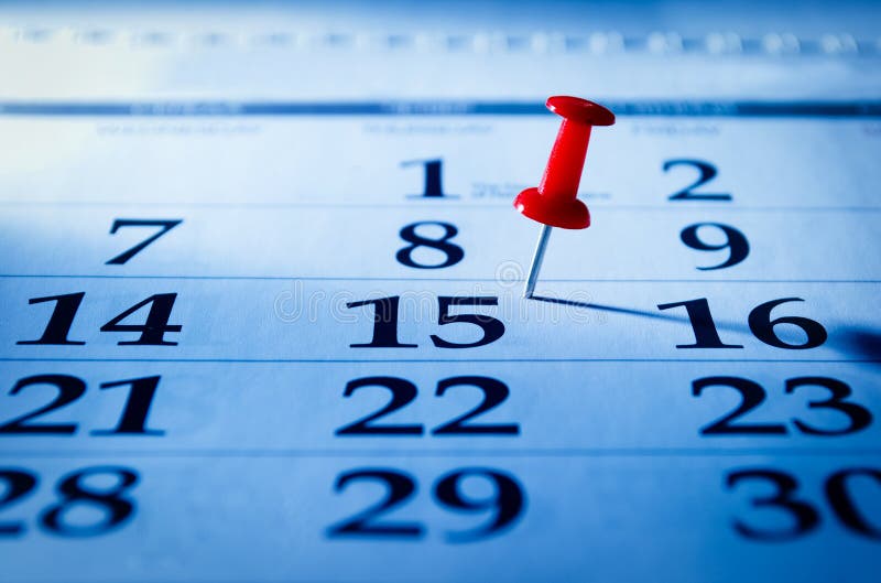 Goupille rouge marquant la 15ème sur un calendrier photos stock Goupille rouge marquant la 15ème sur un calendrier photos stock