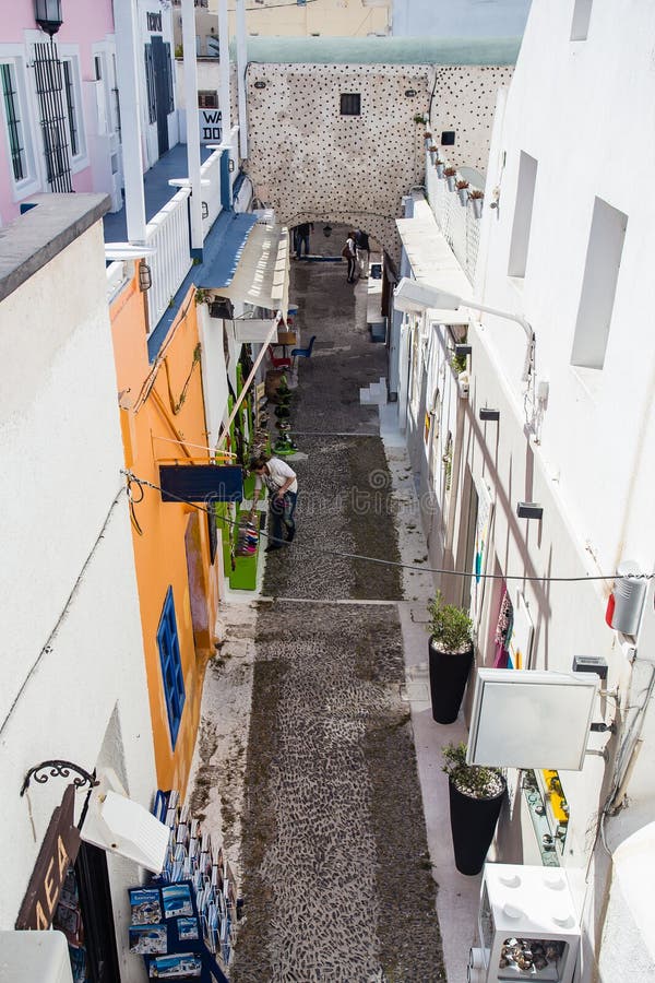 Gourgeous widoku os ulica w bielu izolował miasteczko Fira w Santorini, Grecja, z sklepami na lub strony obrazy stock Gourgeous widoku os ulica w bielu izolował miasteczko Fira w Santorini, Grecja, z sklepami na lub strony obrazy stock