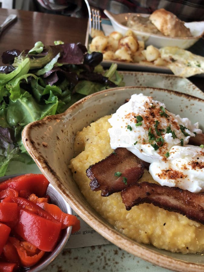 Gourmet- frukost av grus, grisköttbuken och tjuvjagade ägg fotografering för bildbyråer Gourmet- frukost av grus, grisköttbuken och tjuvjagade ägg fotografering för bildbyråer