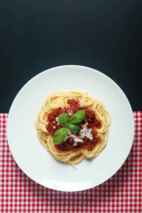 Buongustaio Italiano pasto su bianco in giro piatto posizionato fra bianco controllo un nero.