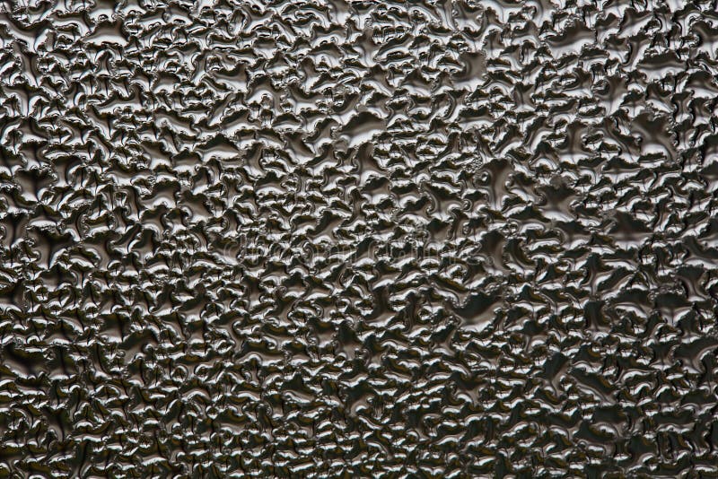 Gouttes d'abstraction monochrome des eaux troubles sur du verre Fond sombre pour le design images stock