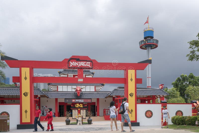 Goście bierze fotografię przed Ninjago wejściem 21 batalistycznych duży redakcyjnych rozrywki festiwalu wizerunku rycerzy średnio fotografia royalty free Goście bierze fotografię przed Ninjago wejściem 21 batalistycznych duży redakcyjnych rozrywki festiwalu wizerunku rycerzy średnio fotografia royalty free