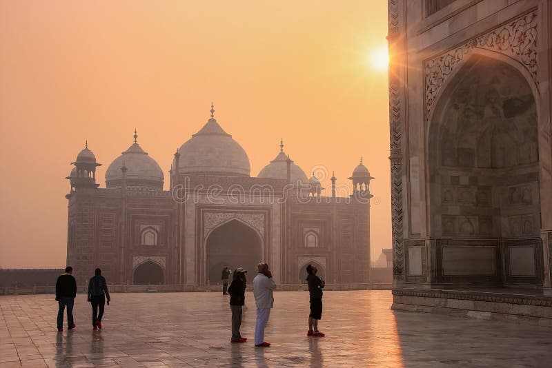 Goście patrzeje Taj Mahal przy wschodem słońca, Agra, Uttar Pradesh, I obrazy stock Goście patrzeje Taj Mahal przy wschodem słońca, Agra, Uttar Pradesh, I obrazy stock