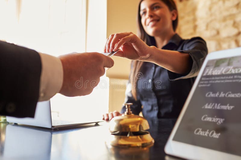 Gość bierze izbową kluczową kartę przy odprawy biurkiem hotel, zakończenie up