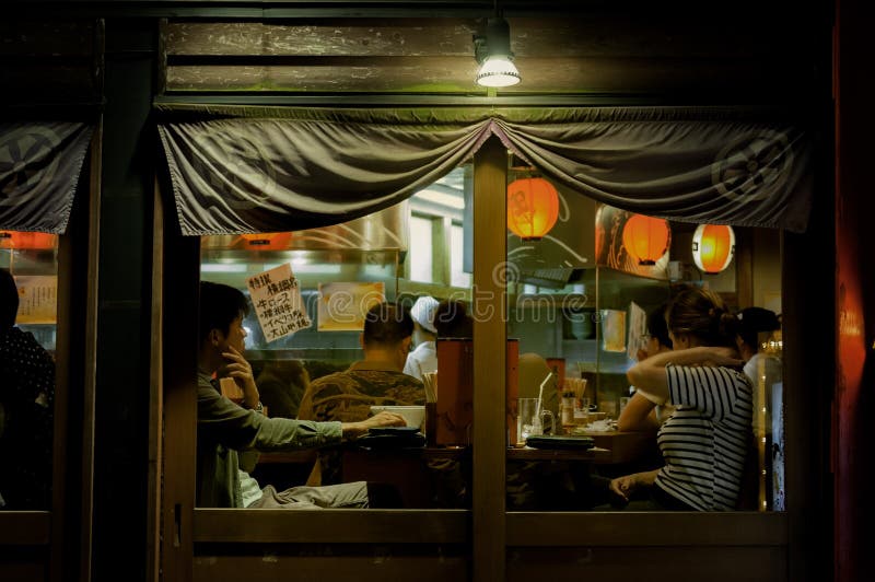 GOŚĆ RESTAURACJI PRZY LOKALNĄ JAPOŃSKĄ restauracją fotografia stock GOŚĆ RESTAURACJI PRZY LOKALNĄ JAPOŃSKĄ restauracją fotografia stock
