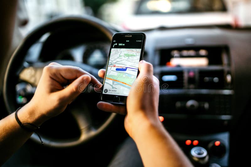 GPS en online Kaart aan Routebestemming Jonge mens die netwerkverbinding voor gps het volgen gebruiken stock fotografie GPS en online Kaart aan Routebestemming Jonge mens die netwerkverbinding voor gps het volgen gebruiken stock fotografie