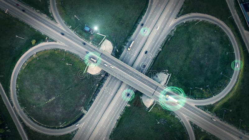 GPS-navigatie en autonoom driverless transportconcept Luchtzicht van de verbinding met auto's en vrachtwagens