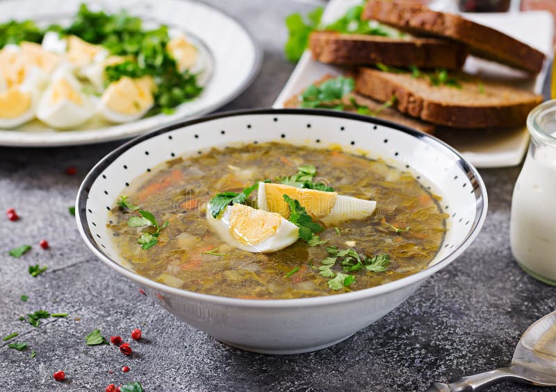 Grüne Sauerampfersuppe Mit Eiern Sommermenü Gesunde Nahrung Stockfoto ...