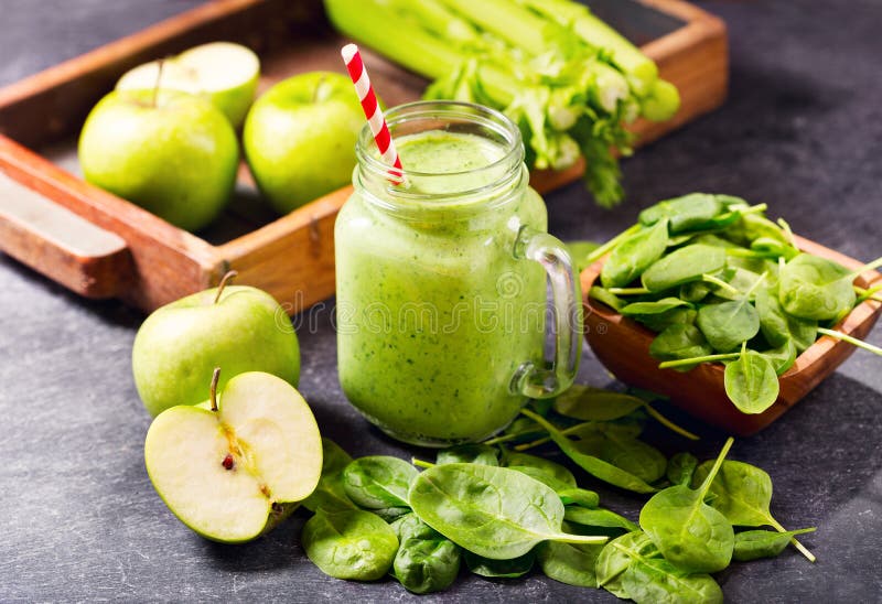 Grüner Saft Smoothie Mit Spinat, Apfel Und Sellerie Stockbild - Bild ...