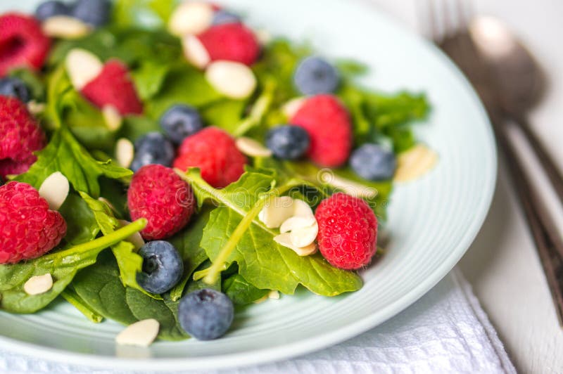 Grüner Salat Mit Beeren Und Mandeln Stockfoto - Bild von platte ...