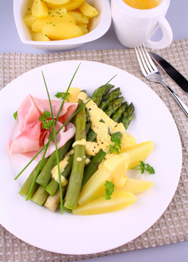 Grüner Spargel Auf Blauem Und Weißem Kariertem Hintergrund Stockfoto ...