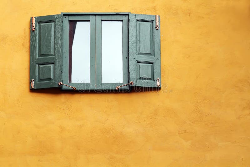 Grüne Fenster Auf Orange Wand Stockbild Bild von fenster