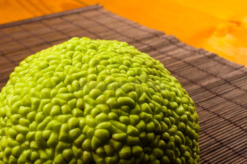 Gr? ne Frucht von Maclura pomifera, Osage-Orange, Pferdeapfel, Adam-Apfel wachsen auf Bambusmatte lizenzfreies stockbild