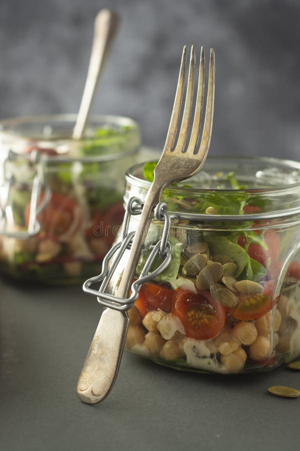 Gr?nsaksallad i exponeringsglaskrus, bantar, detoxen, rent ?ta och det vegetariska begreppet, kopieringsutrymme royaltyfri bild Gr?nsaksallad i exponeringsglaskrus, bantar, detoxen, rent ?ta och det vegetariska begreppet, kopieringsutrymme royaltyfri bild