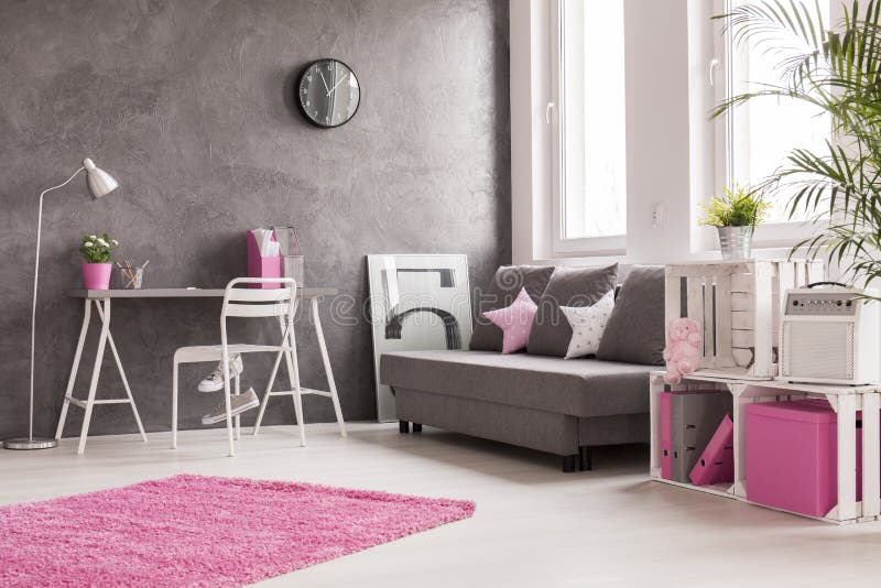 Grå vardagsrum med rosa färg och vitdetaljer fotografering för ...