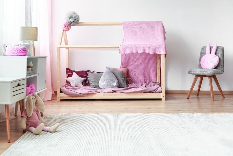 Grått och rosa sovrum för flicka` s arkivfoto bild av plant ...