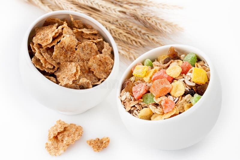 Graangewassenmuesli (granola), rozijnen en gedroogd fruit. Gezond Ontbijt stock foto's Graangewassenmuesli (granola), rozijnen en gedroogd fruit. Gezond Ontbijt stock foto's