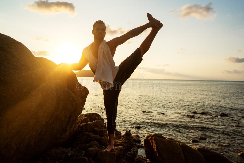 Grabb som g? r yoga p? solnedg? ngen vid havet royaltyfri bild