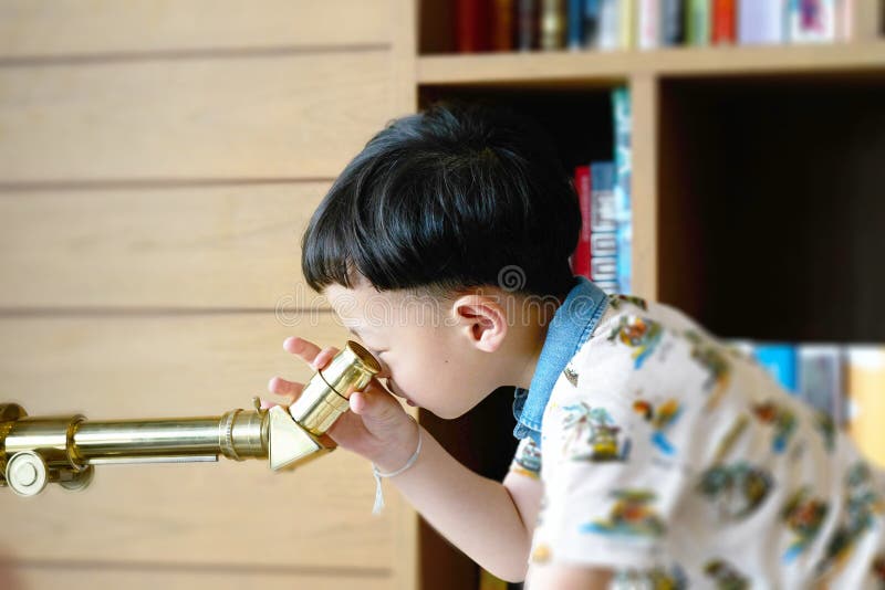 Grabben eller pojken använder telescope arkivfoto