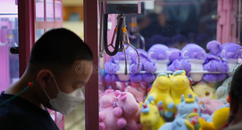 Grabbspel i asia arcade för lycka och roligt. arkivbilder