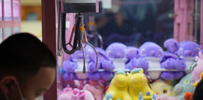 Grabbspel i asia arcade för lycka och roligt royaltyfri bild