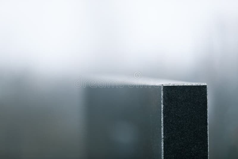 Grabstein aus schwarzem Granit auf verschwommenem Hintergrund, dicht Beerdigung lizenzfreie stockfotografie