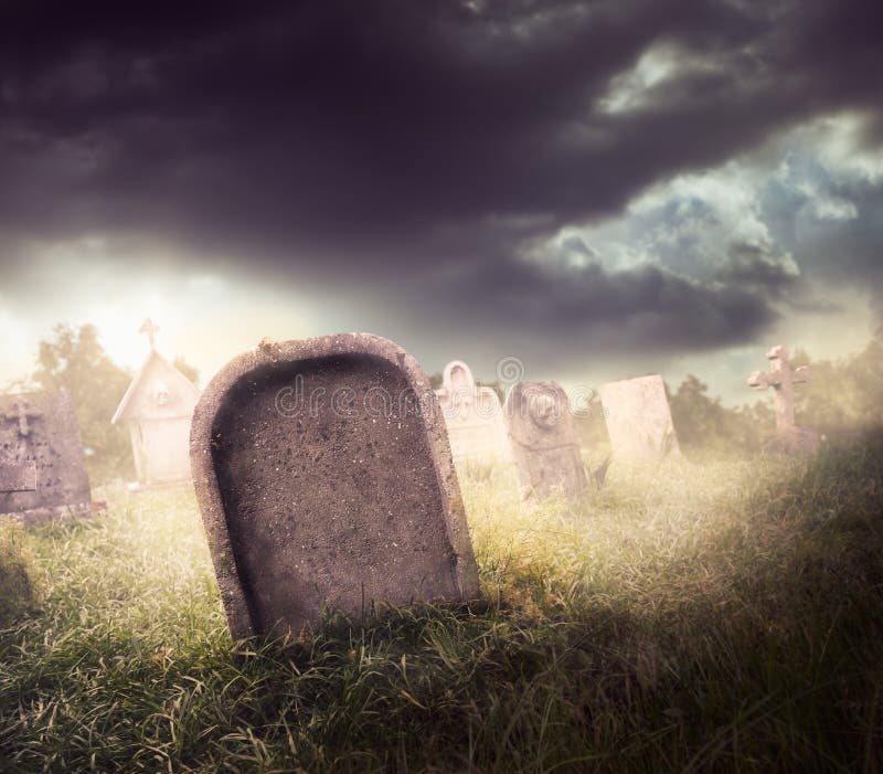 Grabstein Mit Nebel Und Drastischer Beleuchtung Stockfoto ...