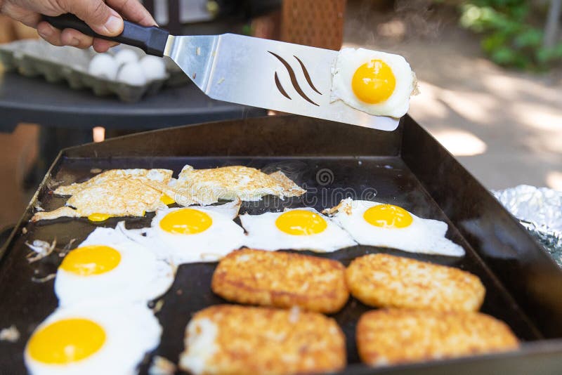 Grade exterior com ovos e hashbrowns para o café da manhã