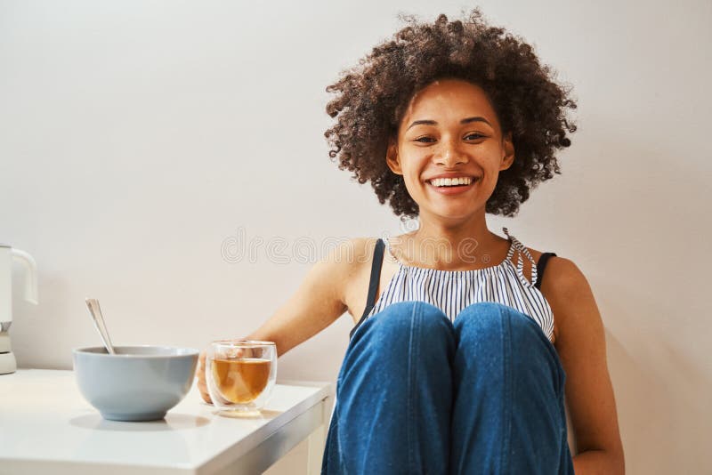 Gradevole signora con una bevanda alle erbe in vista immagine stock