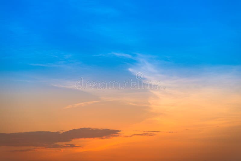 Biển cả màu xanh và tím hòa quyện với bầu trời hoàng hôn màu cam sẽ đem đến cho bạn cảm giác thăng hoa và nhẹ nhàng. Hãy xem bức ảnh này để thấy được sự đối lập tuyệt vời giữa màu cam và màu xanh tím của bầu trời.