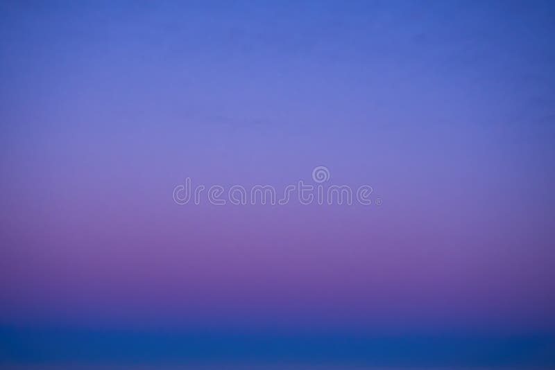Gradiënt van de wolkenloze hemel van de avond, blauw en roze kleuren stock afbeelding Gradiënt van de wolkenloze hemel van de avond, blauw en roze kleuren stock afbeelding