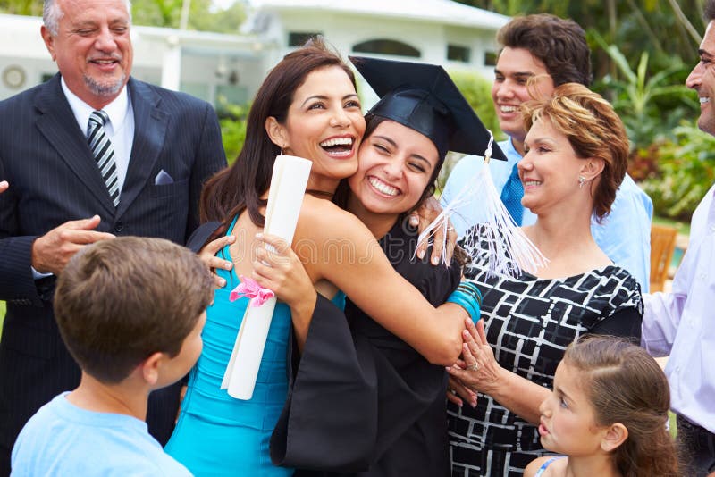 Graduación hispánica de And Family Celebrating del estudiante
