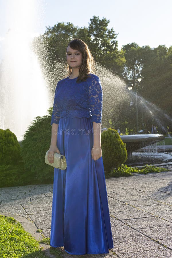 Leopardo Interpretación Retener Graduada Chica En Azul Vestido De Moda En Fondo Fuente Foto de archivo -  Imagen de modelo, elegancia: 212830910