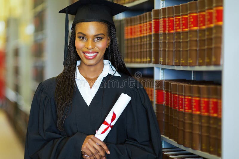 Graduado de faculdade afro-americano fotografia de stock royalty free Graduado de faculdade afro-americano fotografia de stock royalty free