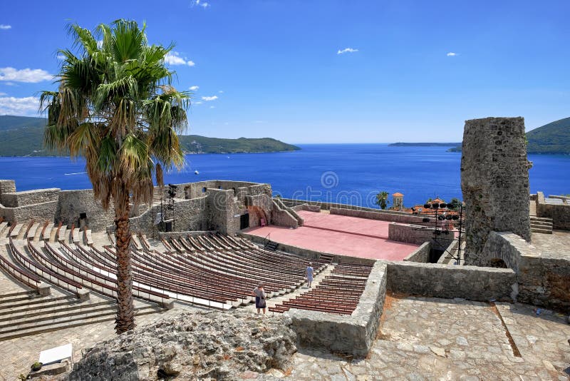 Graduado de Stari da fortaleza de Herceg Novi, Montenegro foto de stock royalty free Graduado de Stari da fortaleza de Herceg Novi, Montenegro foto de stock royalty free