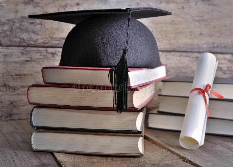 Dilpoma, hat and books