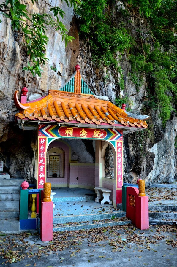 Graf van stichterspaar van Rots van Hemelse Geestentempel binnen bij de basis Ipoh Maleisië van de kalksteenheuvel royalty-vrije stock foto Graf van stichterspaar van Rots van Hemelse Geestentempel binnen bij de basis Ipoh Maleisië van de kalksteenheuvel royalty-vrije stock foto
