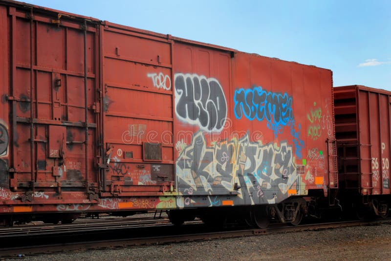 Graffiti auf einem roten Eisenbahnauto stockbilder Graffiti auf einem roten Eisenbahnauto stockbilder