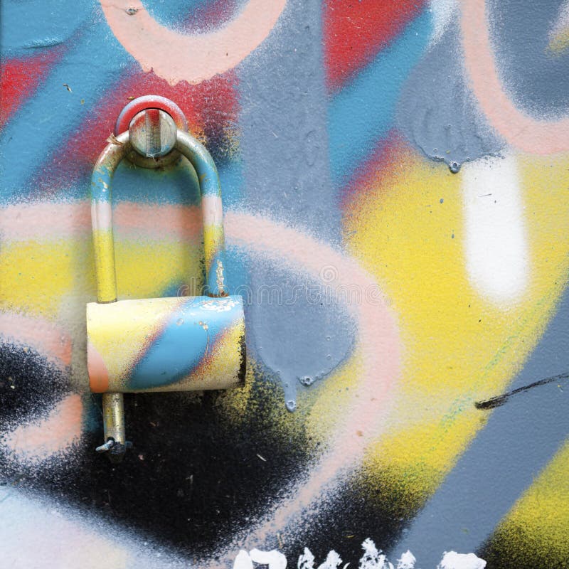 Graffiti geschilderde muur met metaalslot stock foto's Graffiti geschilderde muur met metaalslot stock foto's
